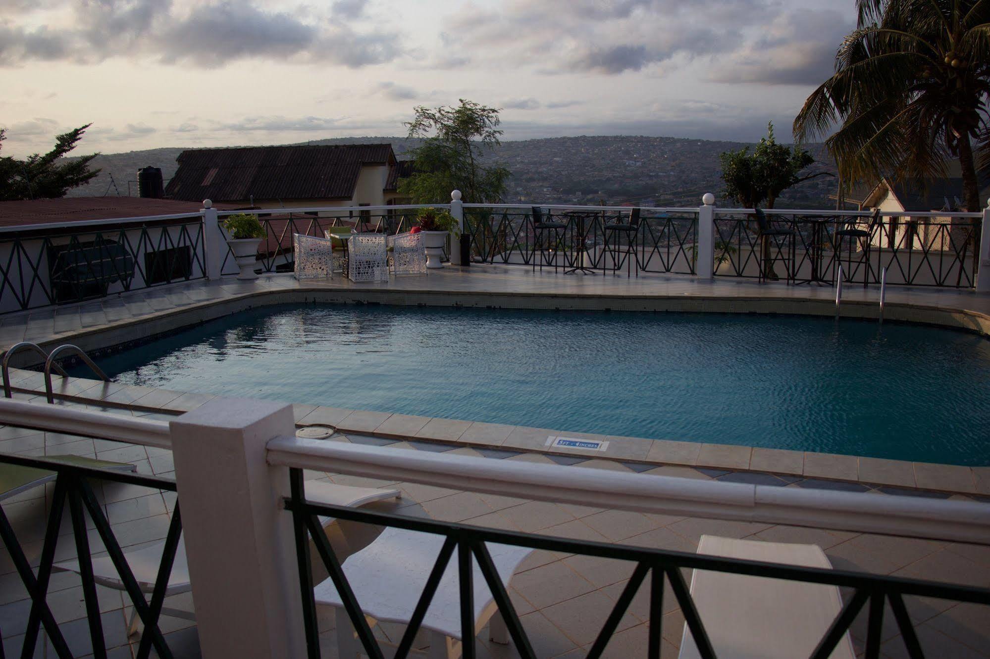 Hill View Hotel Mccarthy Hills Botianaw Eksteriør billede